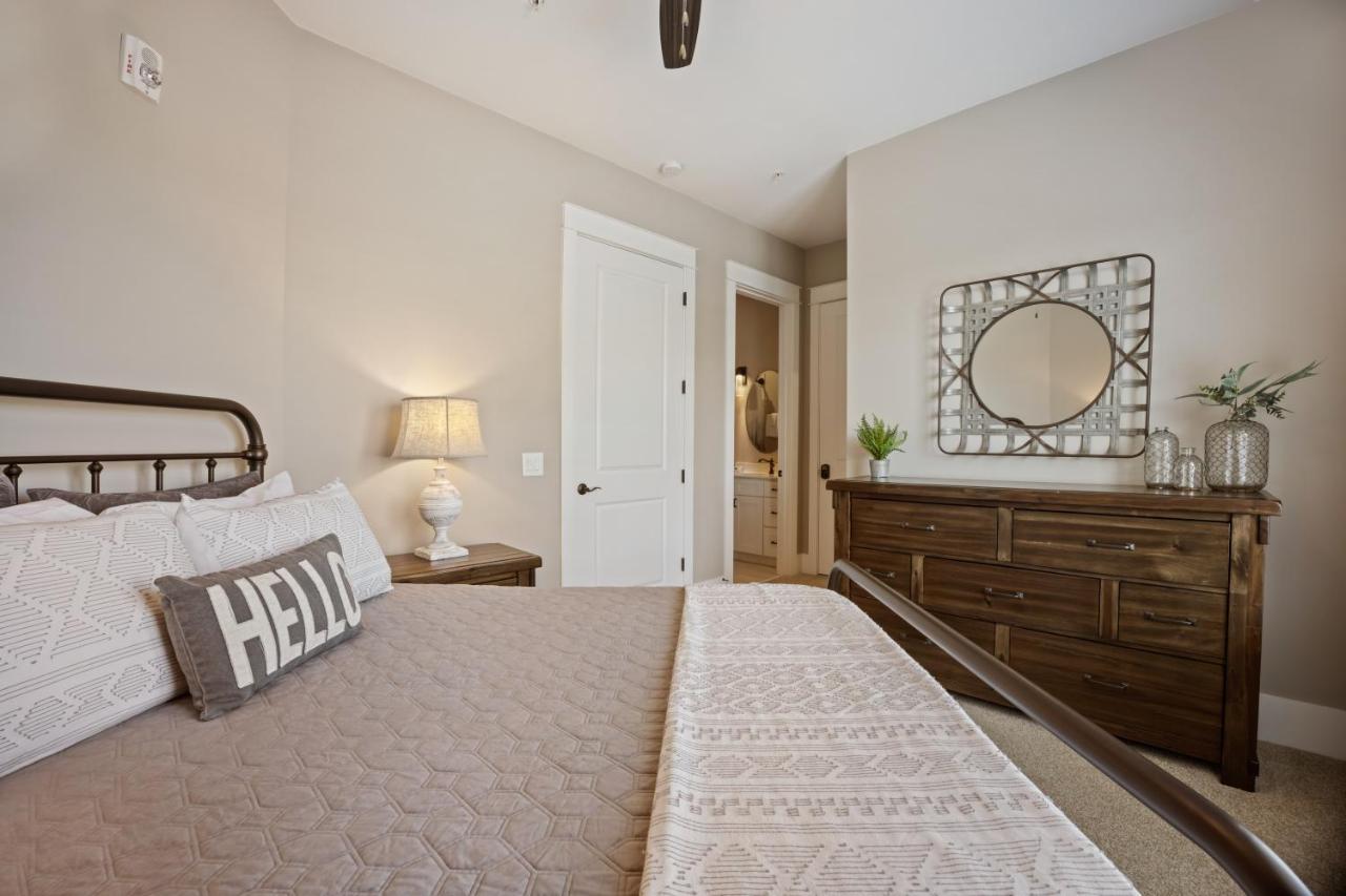 Beautiful Downtown Condo - Balcony - Amazing City Views - Loaded Kitchen - Stainless Steel Appliances - Board Games & More Blue Ridge Exterior foto
