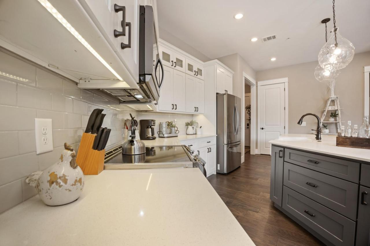 Beautiful Downtown Condo - Balcony - Amazing City Views - Loaded Kitchen - Stainless Steel Appliances - Board Games & More Blue Ridge Exterior foto