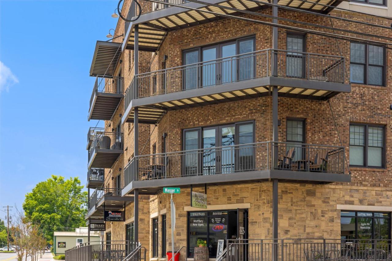 Beautiful Downtown Condo - Balcony - Amazing City Views - Loaded Kitchen - Stainless Steel Appliances - Board Games & More Blue Ridge Exterior foto