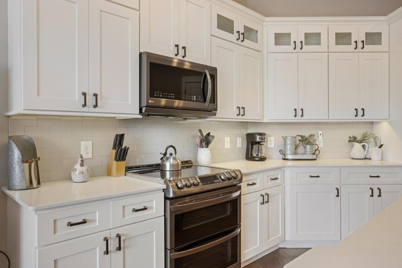 Beautiful Downtown Condo - Balcony - Amazing City Views - Loaded Kitchen - Stainless Steel Appliances - Board Games & More Blue Ridge Exterior foto