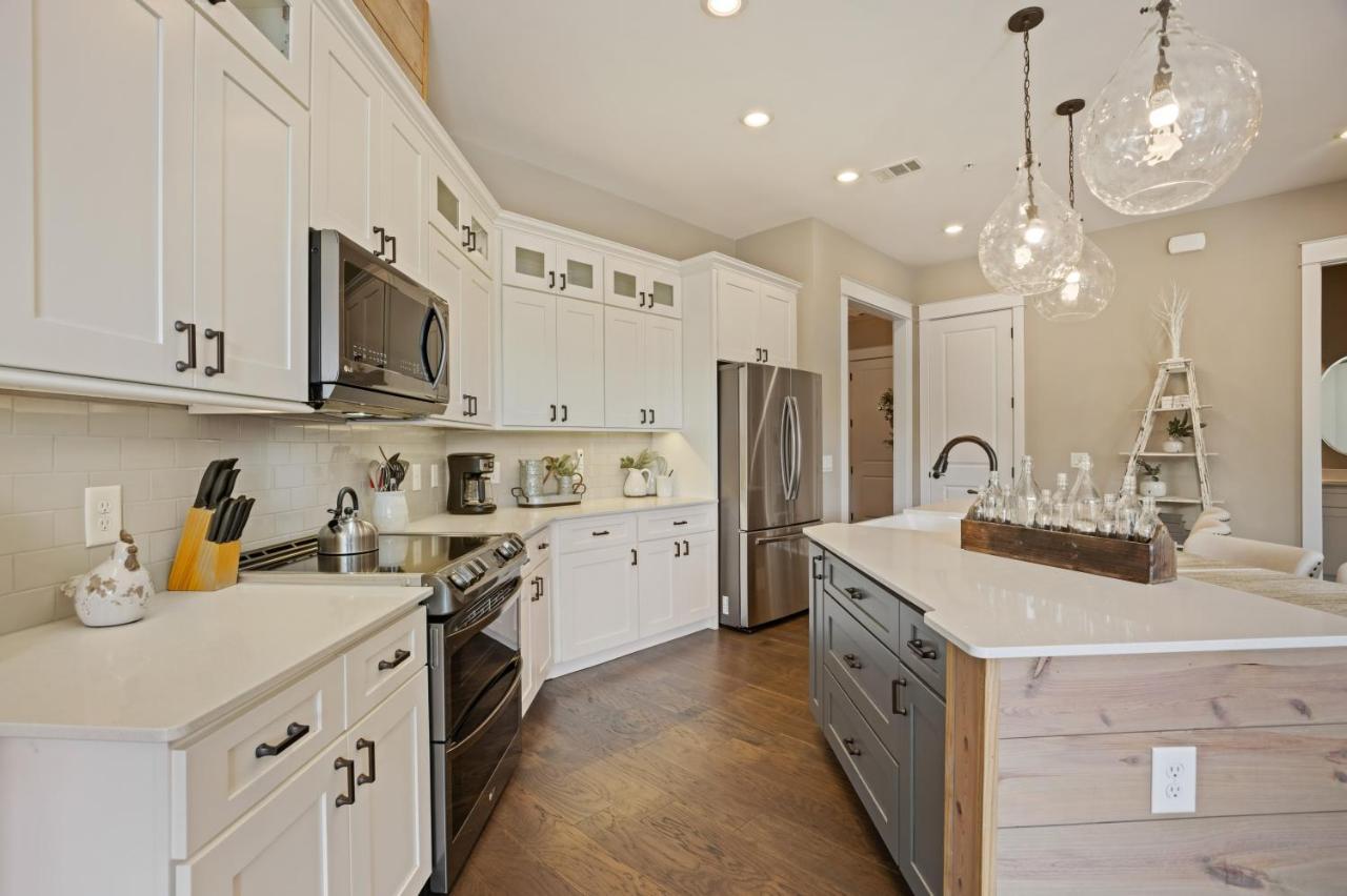 Beautiful Downtown Condo - Balcony - Amazing City Views - Loaded Kitchen - Stainless Steel Appliances - Board Games & More Blue Ridge Exterior foto