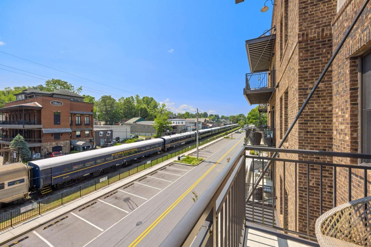Beautiful Downtown Condo - Balcony - Amazing City Views - Loaded Kitchen - Stainless Steel Appliances - Board Games & More Blue Ridge Exterior foto