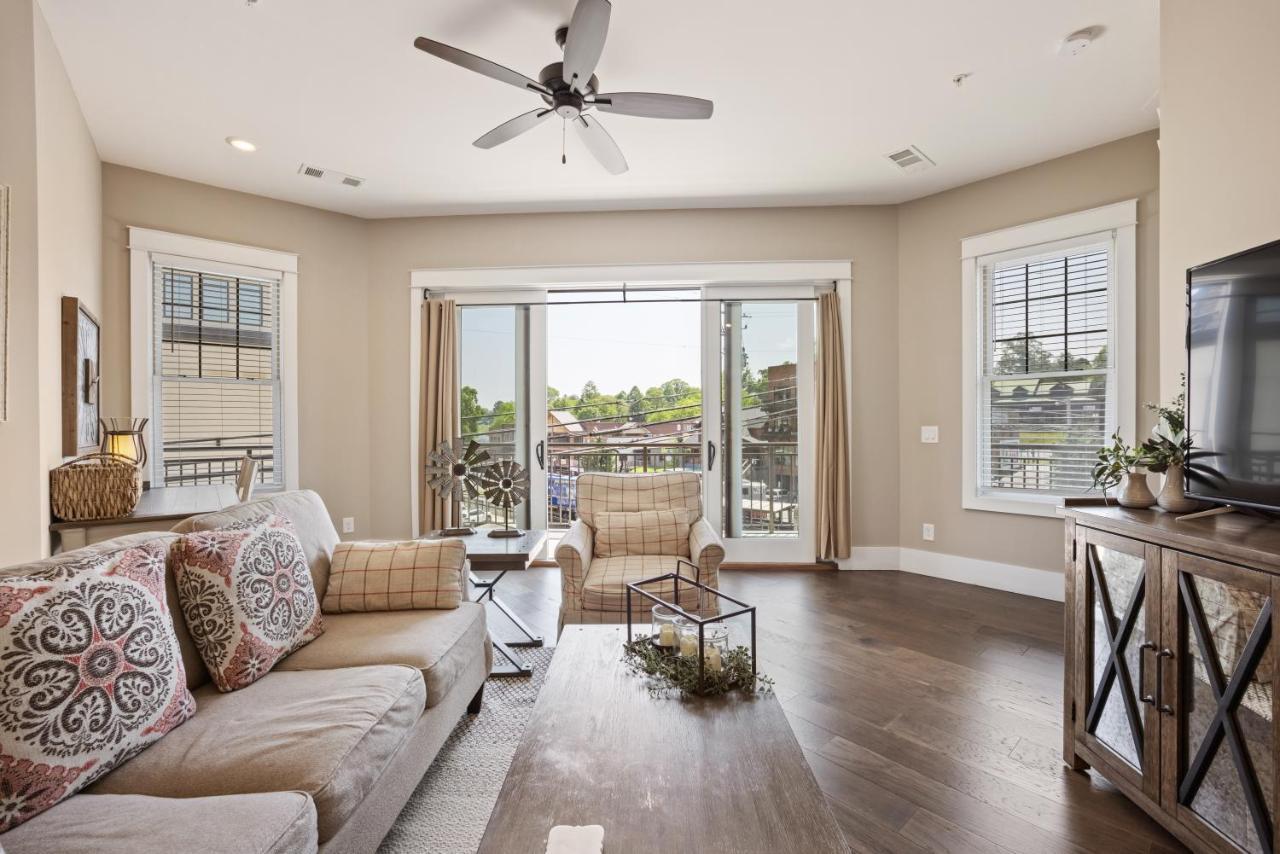 Beautiful Downtown Condo - Balcony - Amazing City Views - Loaded Kitchen - Stainless Steel Appliances - Board Games & More Blue Ridge Exterior foto